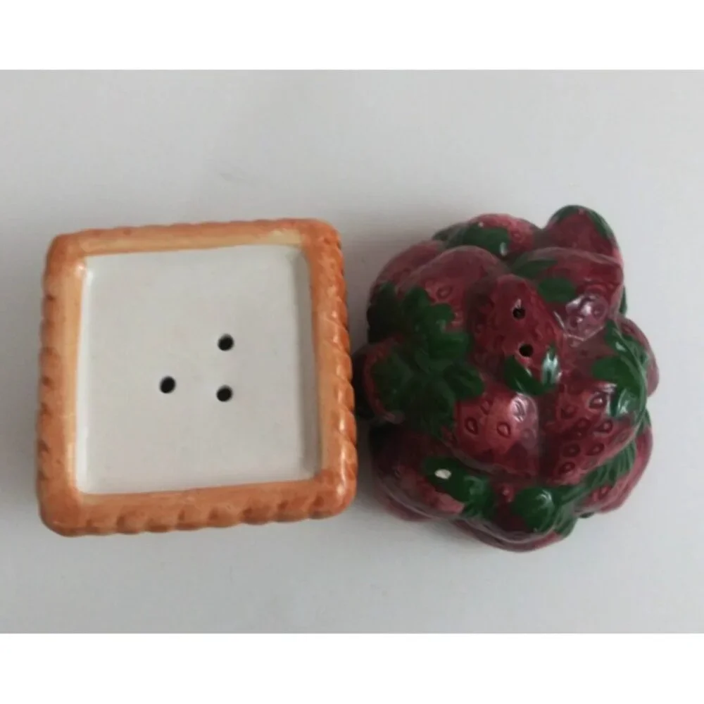 Vintage Basket Of Strawberries Salt & Pepper Shakers - Picture 6 of 11